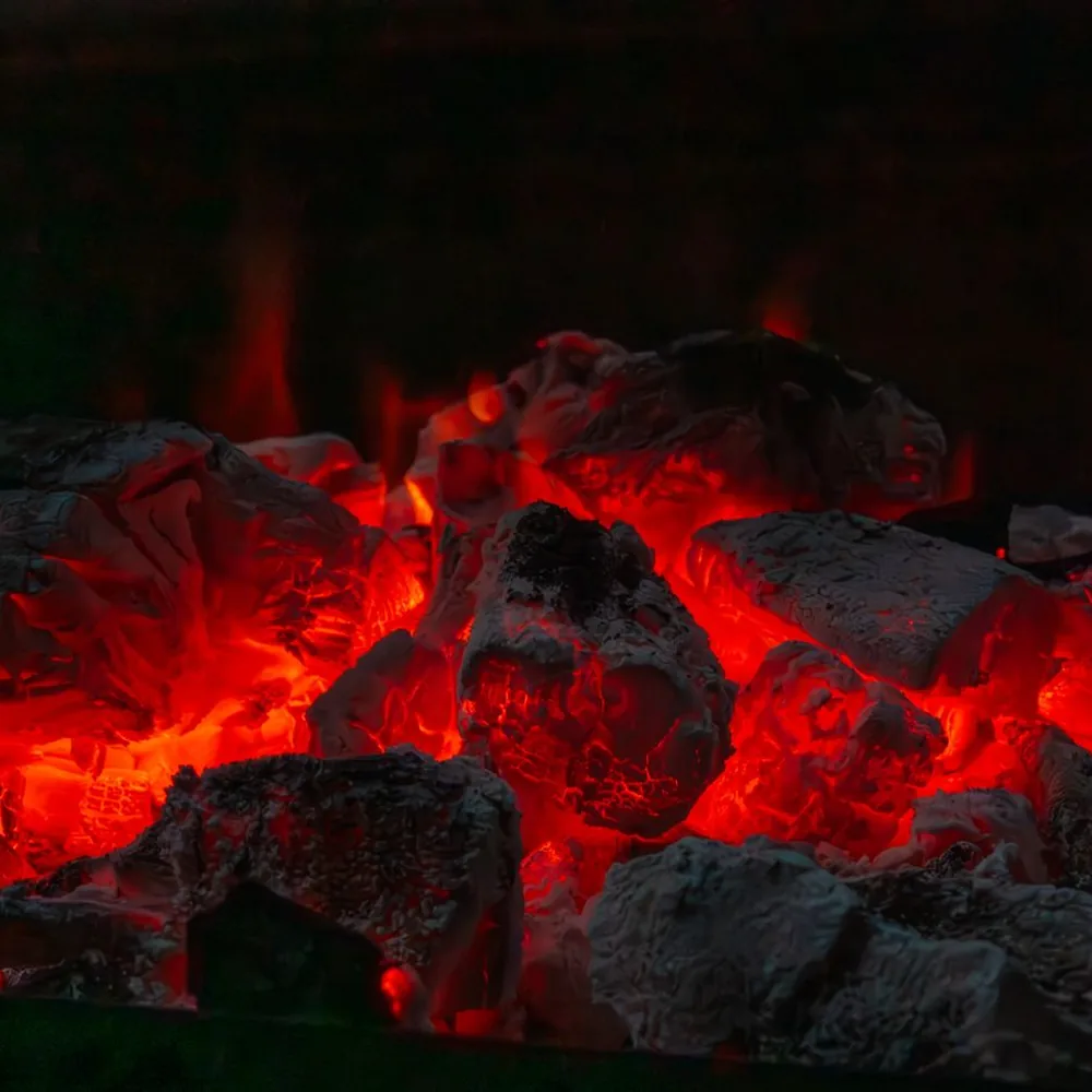 Brasa de encina al rojo vivo con ceniza y llamas