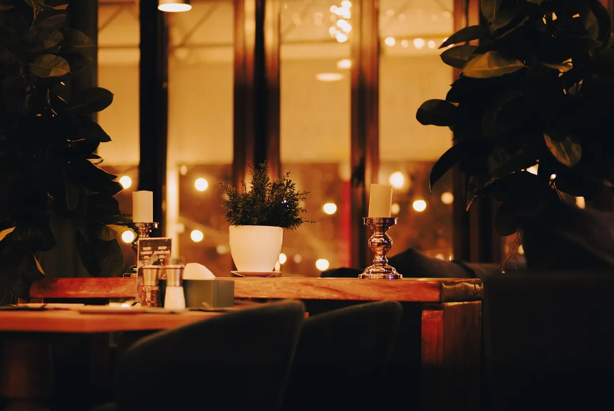 Mesa del comedor con velas y luz cálida