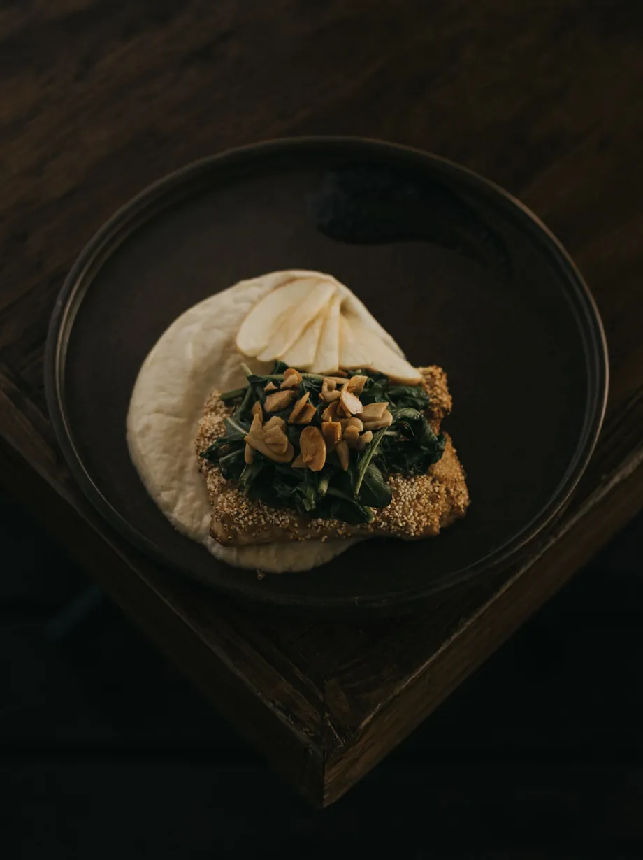 Plato de autor fotografiado desde arriba sobre fondo oscuro