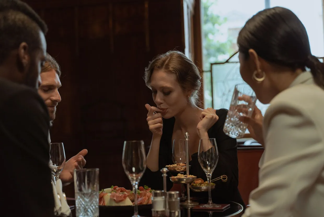 Grupo de comensales en una sobremesa con vino