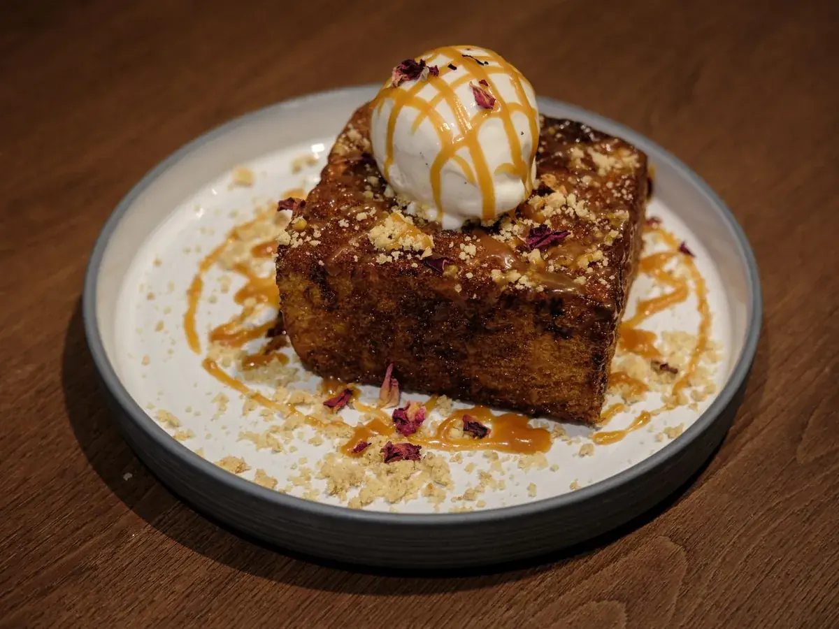 Torrija de brioche caramelizada con una bola de helado y caramelo